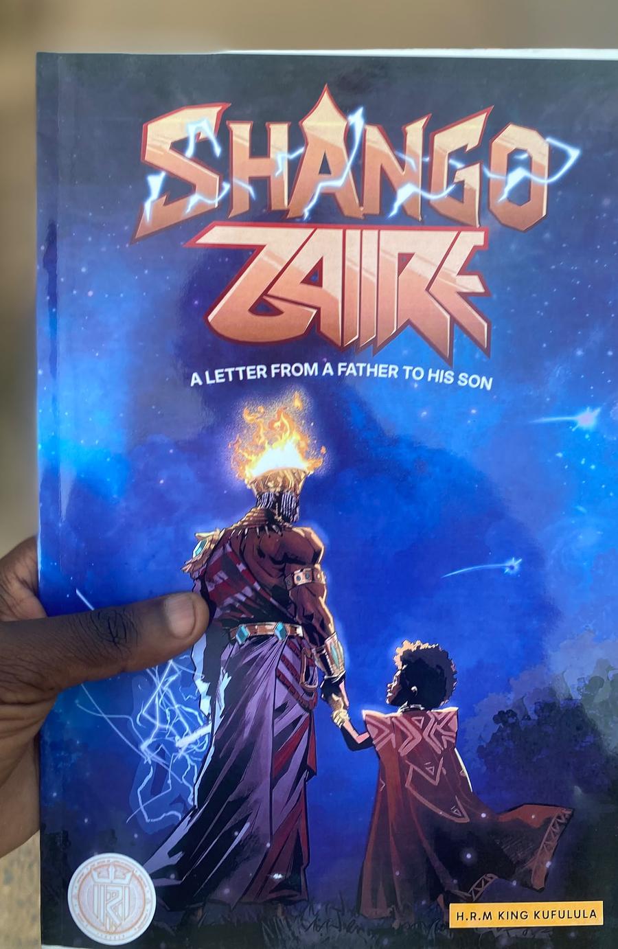 Le livre imprimé Shango et Zaiire, tenu en main